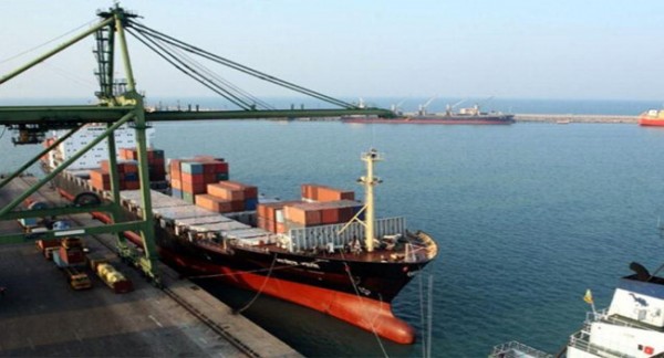 Eγκλωβισμένα στο λιμάνι φορτία δεκάδων χιλιάδων τόνων με προορισμό τις βιομηχανίες της πΓΔΜ