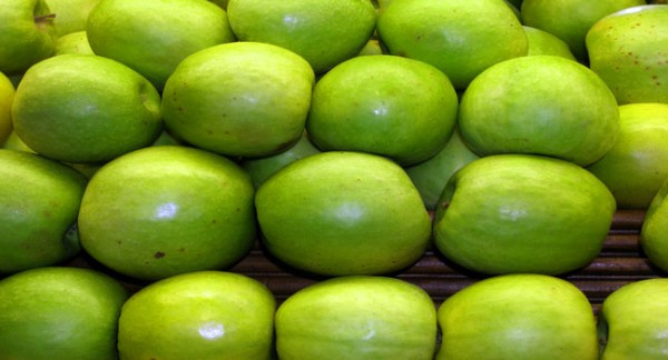Πειραιάς: Δέσμευση 2,7 τόνων μήλων χωρίς σήμανση