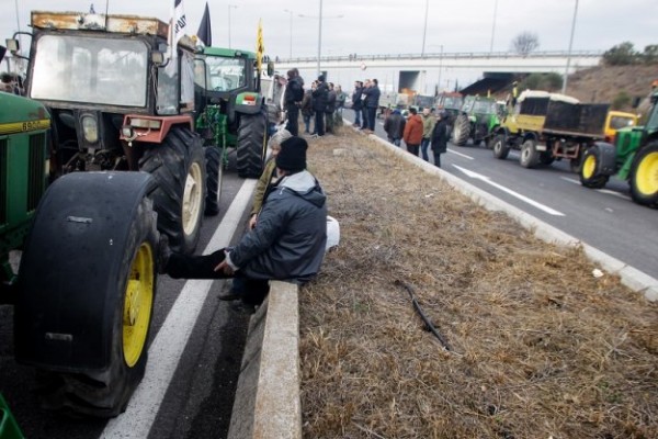 Το απόγευμα οι αποφάσεις των αγροτών στο μπλόκο της Νίκαιας  