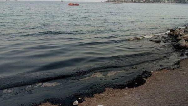 Υπ. Υγείας: Σε αυτές τις παραλίες απαγορεύεται το κολύμπι λόγω πετρελαιοκηλίδας