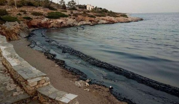 Συναγερμός στην Πειραϊκή για την πετρελαιοκηλίδα: Απίστευτη ρύπανση, «πίσσα» οι θάλασσες στη Σαλαμίνα   