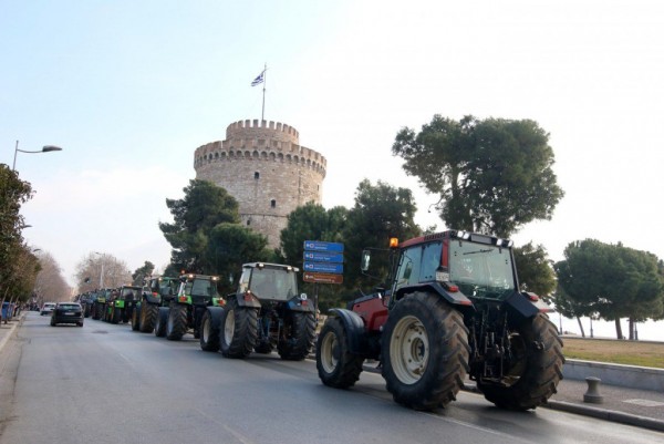 Θεσσαλονίκη: Στο αρχικό μπλόκο τους, στα πράσινα φανάρια, επέστρεψαν αγρότες και κτηνοτρόφοι 