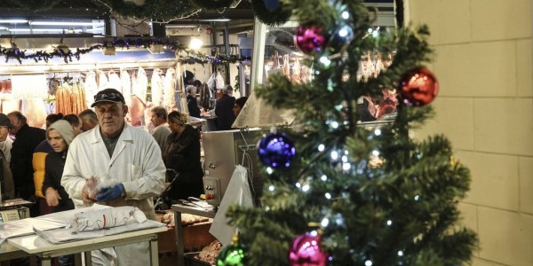 Οριακά πιο φθηνό το φετινό χριστουγεννιάτικο τραπέζι, λέει η ΕΣΕΕ